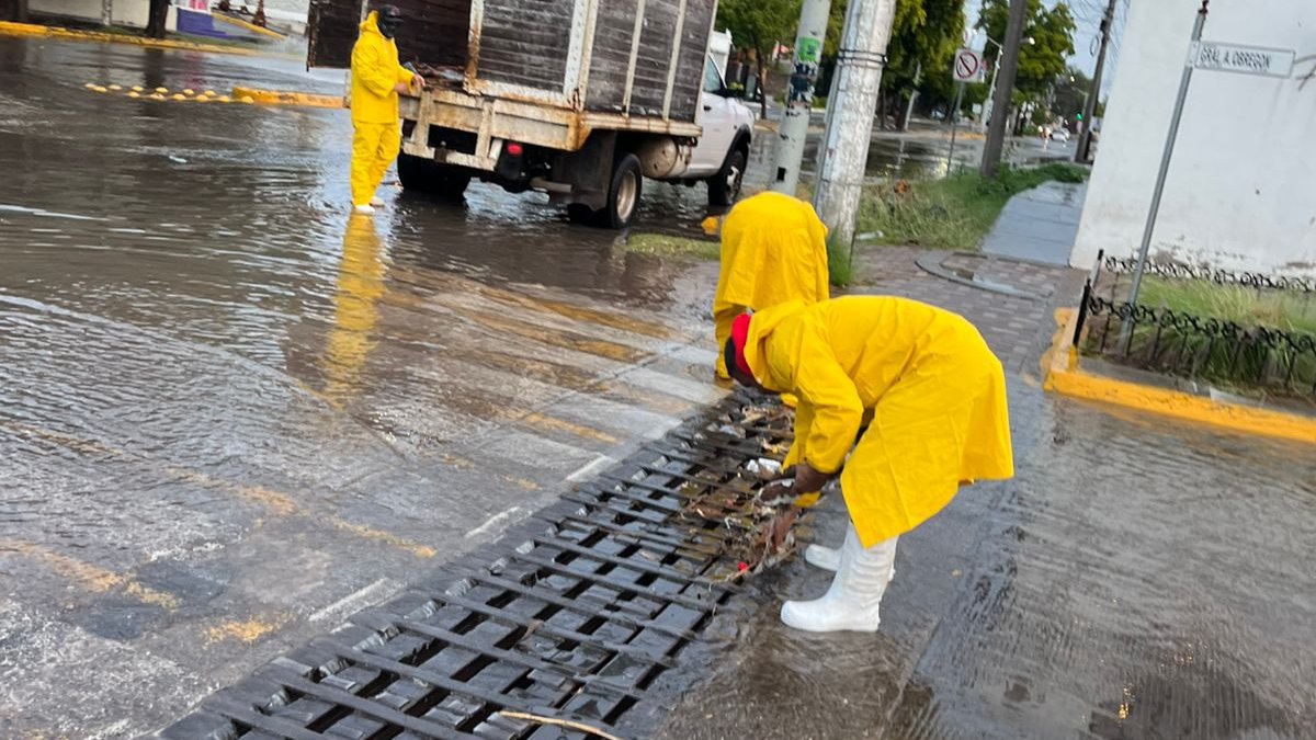 descienden niveles de agua en avenidas encharcadas de los mochis limpieza