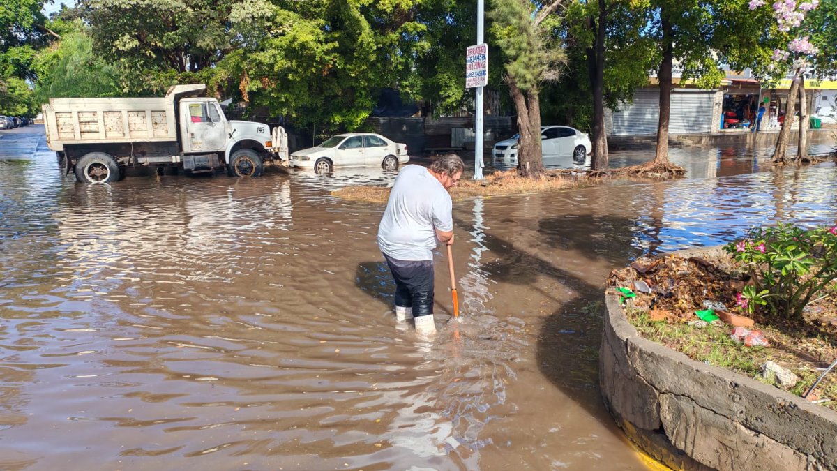 descienden niveles de agua en avenidas encharcadas de los mochis taponamientos