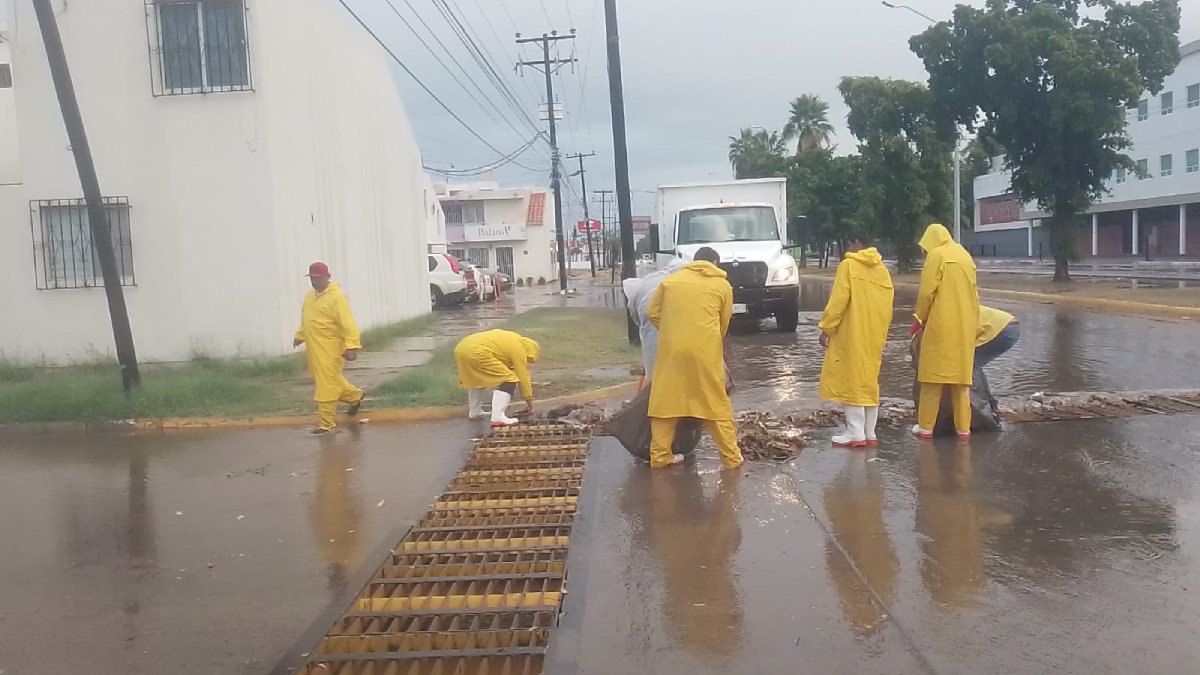 descienden niveles de agua en avenidas encharcadas de los mochis