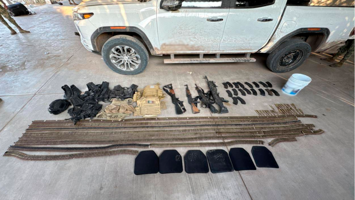 Vehículos, armas largas, cartuchos, cargadores y equipo táctico decomisados