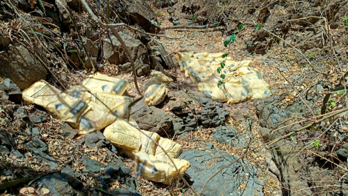 Personal militar destruyendo precursores químicos para elaboración de drogas