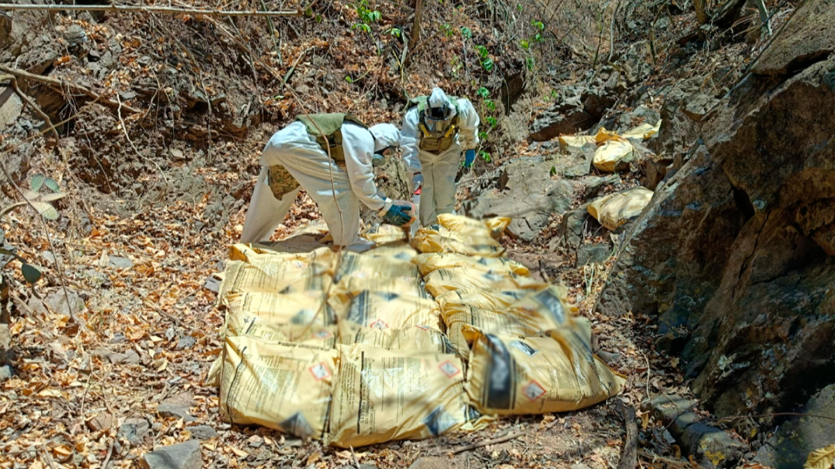 Personal militar destruyendo precursores químicos para elaboración de drogas