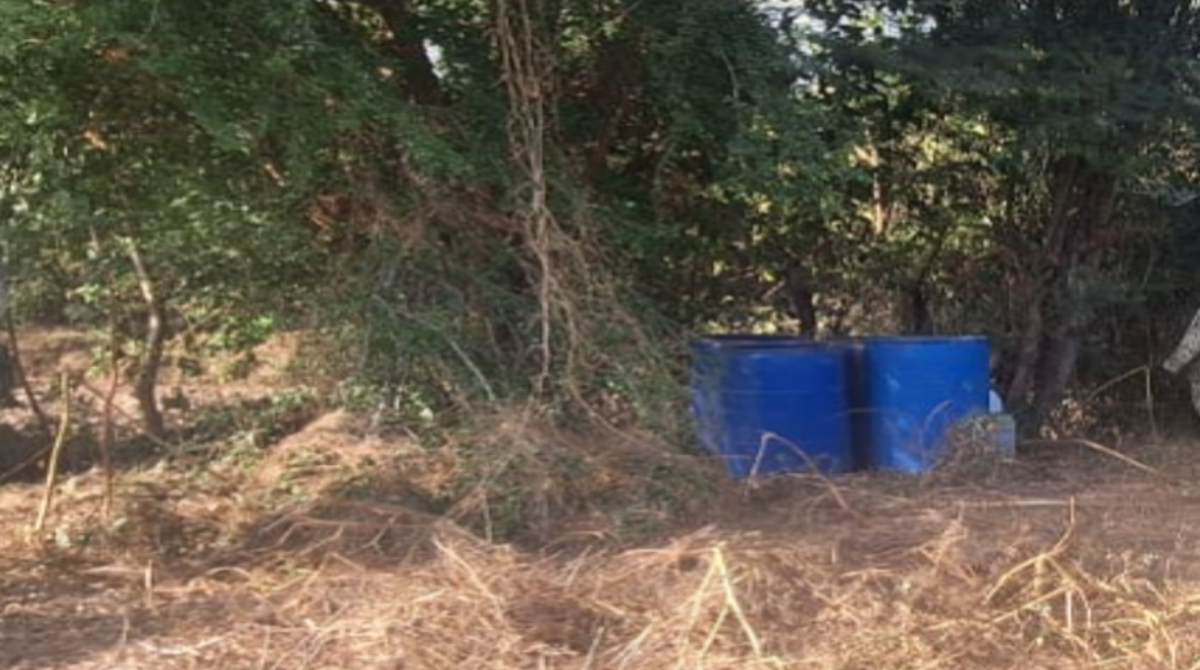 Personal militar destruyendo precursores químicos para elaboración de drogas