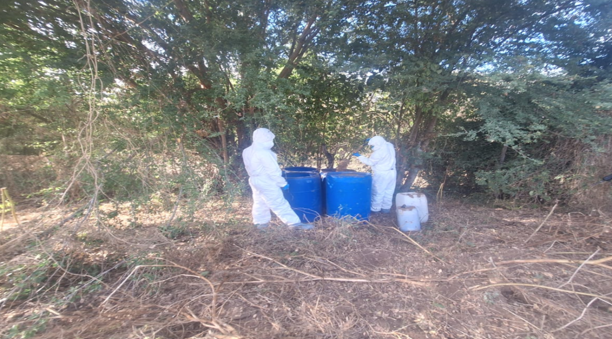 Personal militar destruyendo precursores químicos para elaboración de drogas