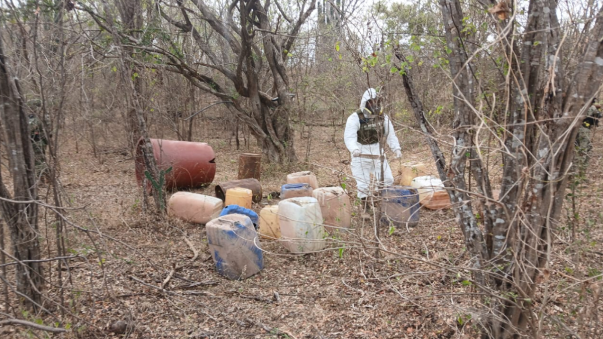 Personal militar destruyendo precursores químicos para elaboración de drogas