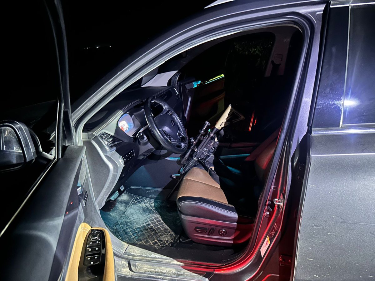 Vehículo con armas largas donde viajaban presuntos delincuentes detenidos por la Marina en Culiacán