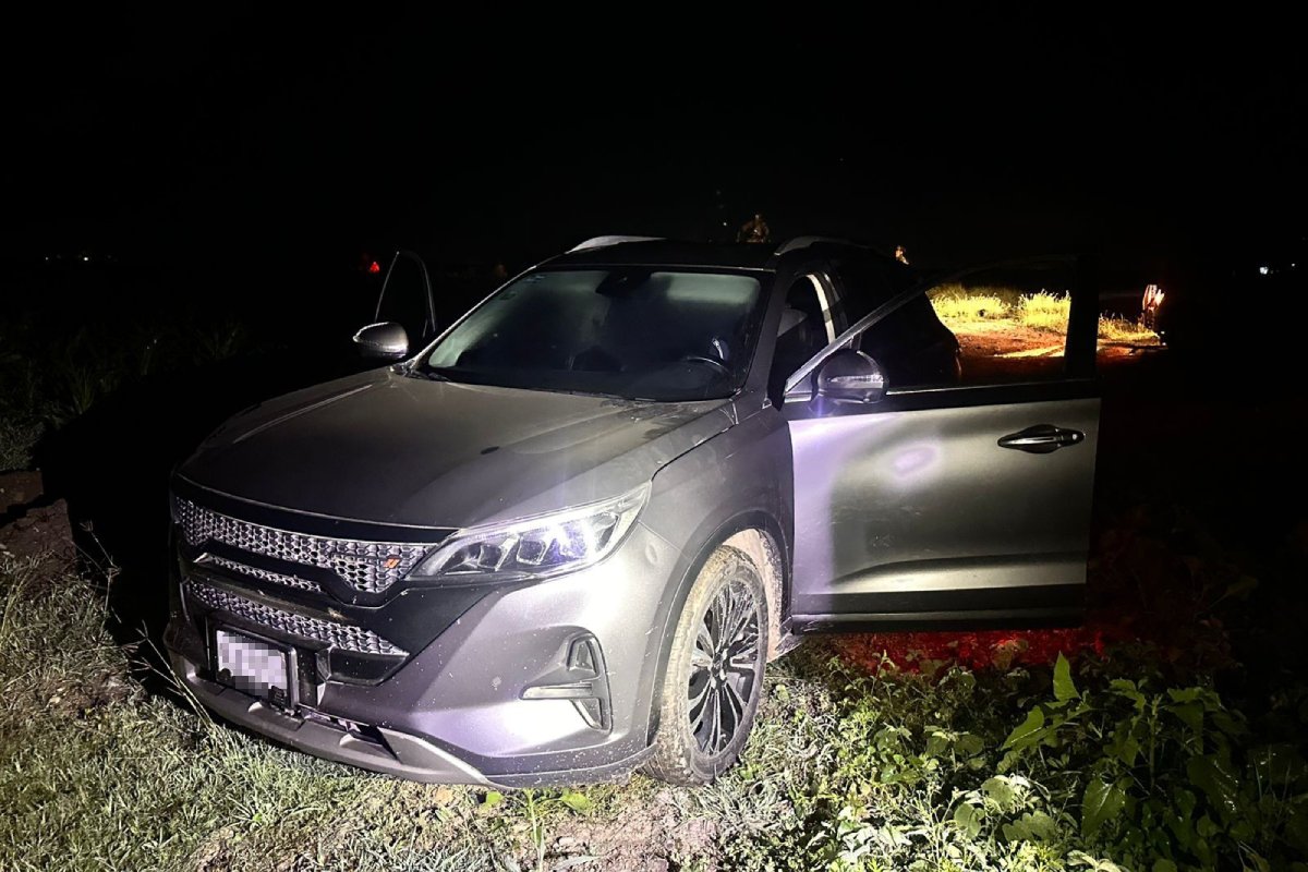 Vehículo con armas largas donde viajaban presuntos delincuentes detenidos por la Marina en Culiacán
