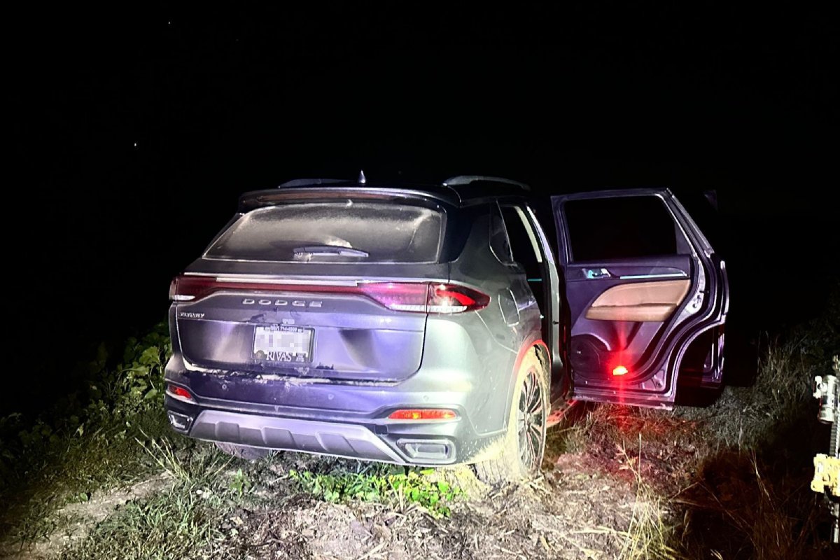 Vehículo con armas largas donde viajaban presuntos delincuentes detenidos por la Marina en Culiacán