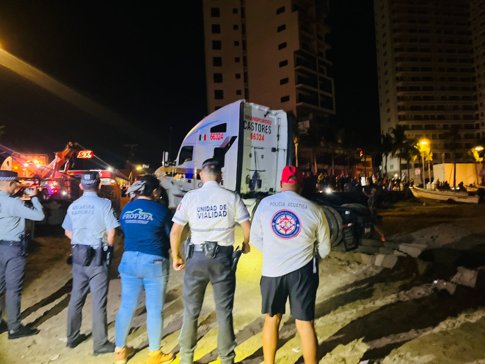 Detienen al trailero que encalló su unidad en Playa Norte, Mazatlán