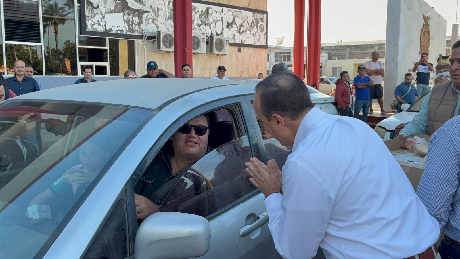 Gobierno de Ahome consiente a familias durante Día de Reyes