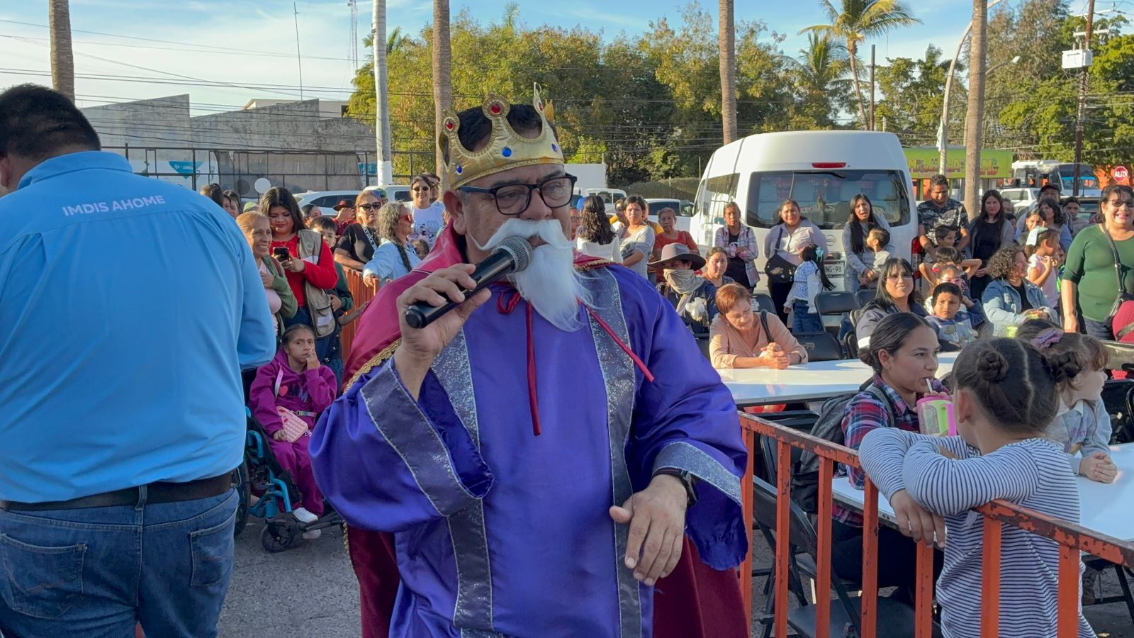 Gobierno de Ahome consiente a familias durante Día de Reyes