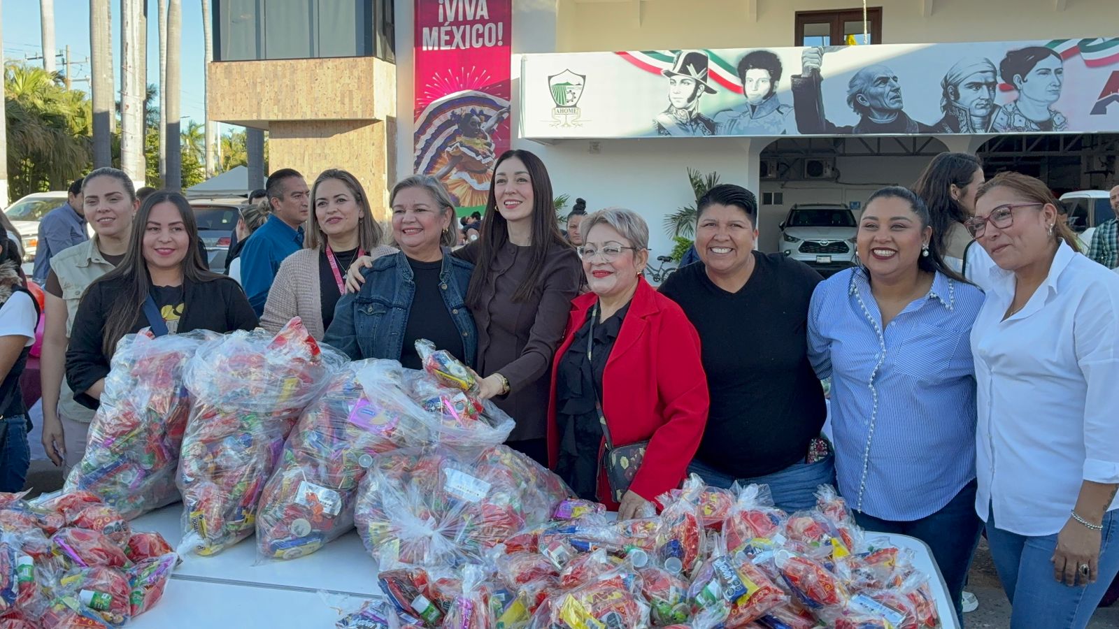 Gobierno de Ahome consiente a familias durante Día de Reyes