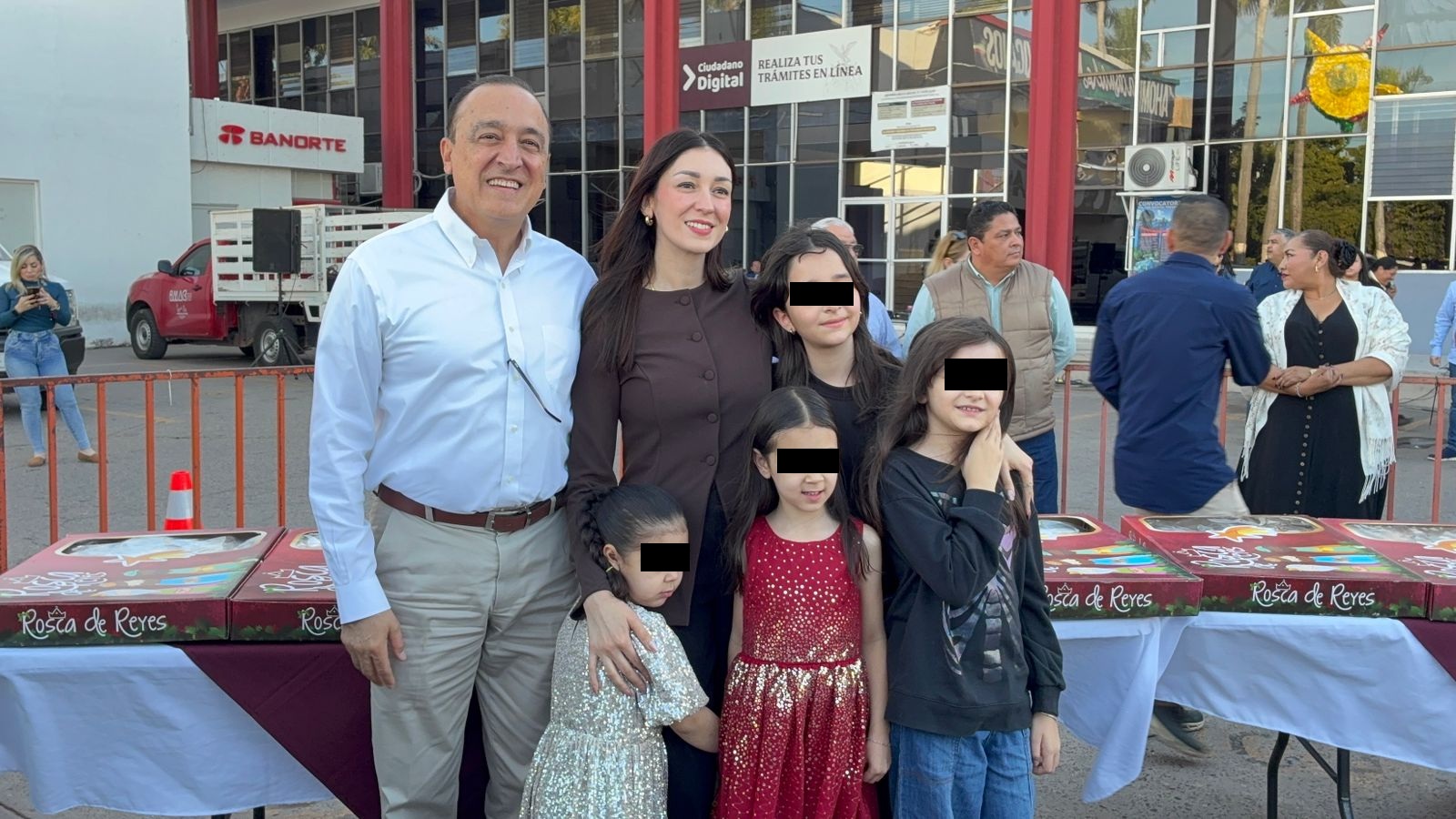 Gobierno de Ahome consiente a familias durante Día de Reyes