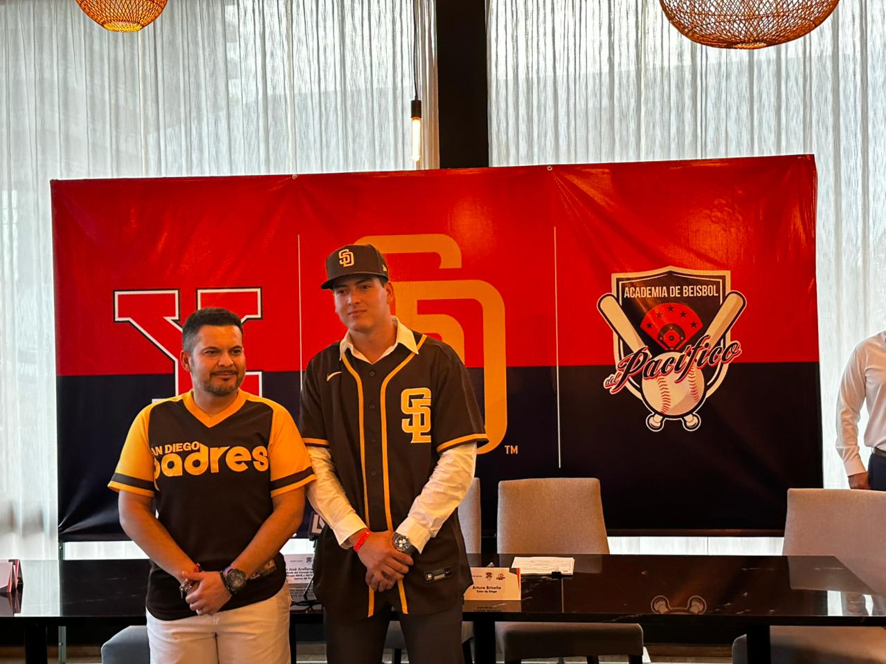 Diego Castelo firma con los Padres de San Diego