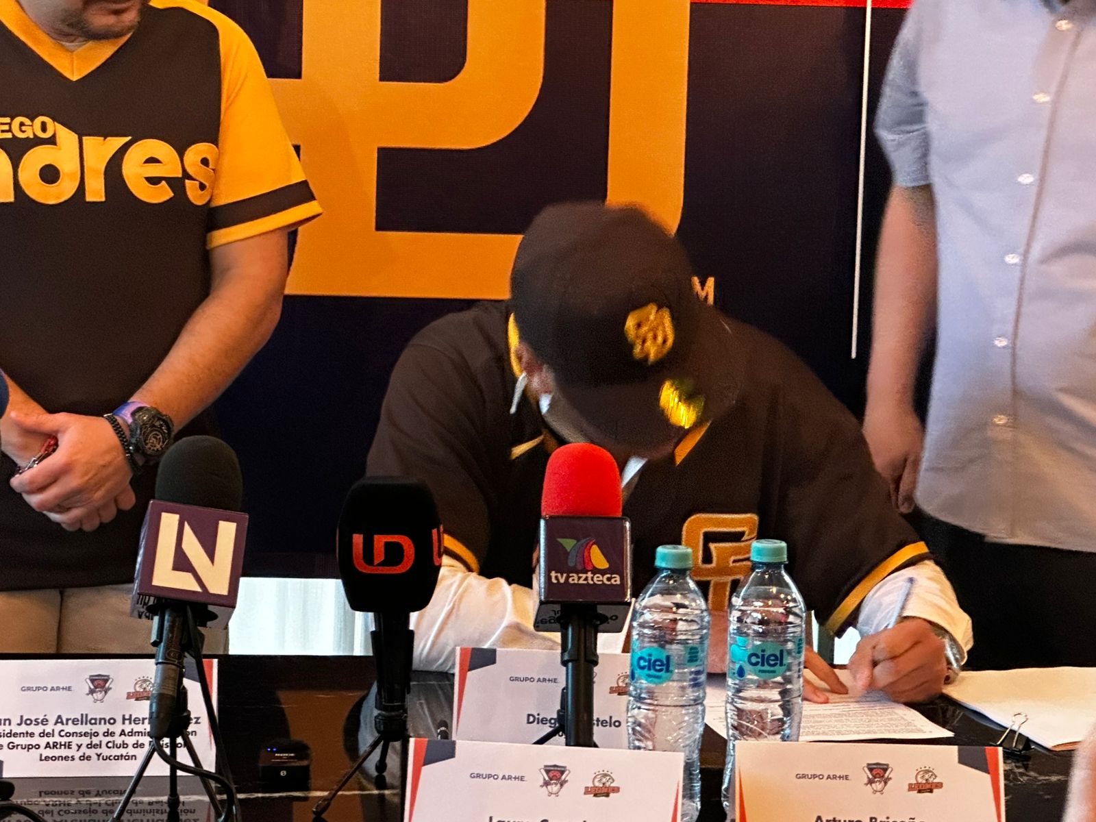 Diego Castelo firma con los Padres de San Diego