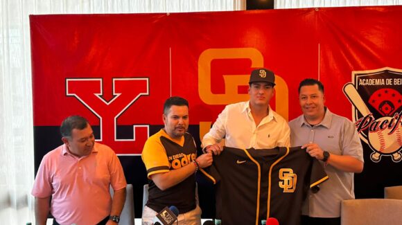 Diego Castelo firma con los Padres de San Diego, apadrinado por ARHE de Mazatlán, Sinaloa