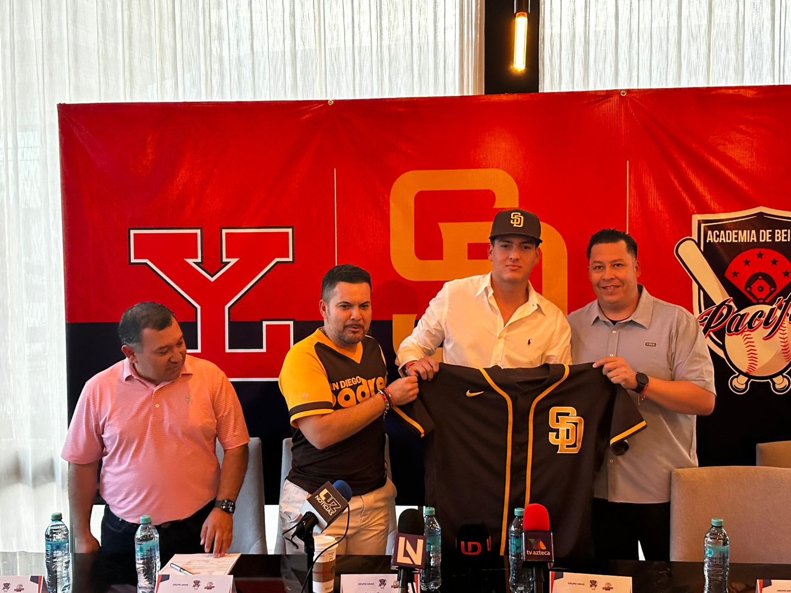 Diego Castelo firma con los Padres de San Diego