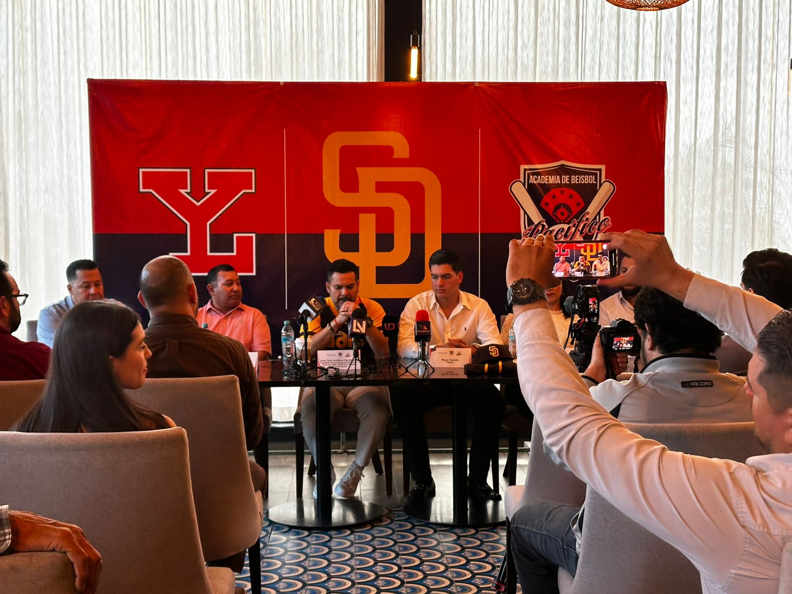 Diego Castelo firma con los Padres de San Diego