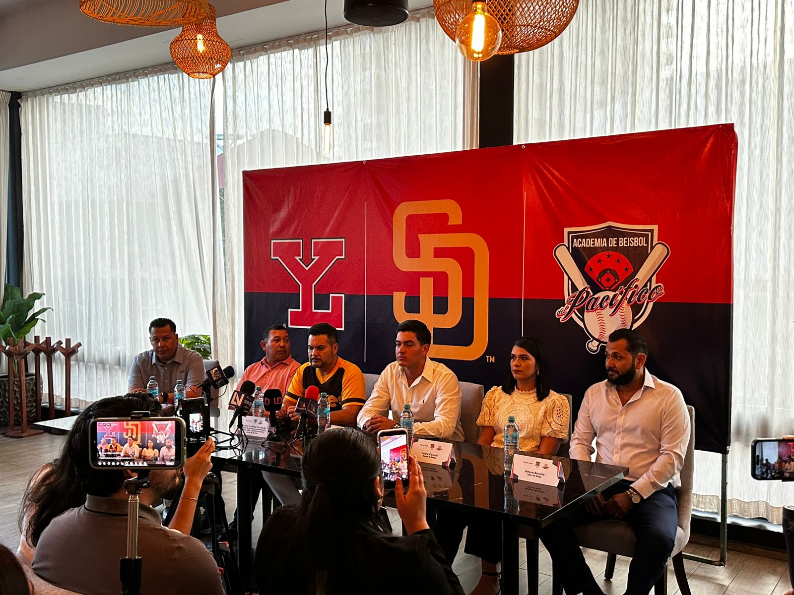 Diego Castelo firma con los Padres de San Diego