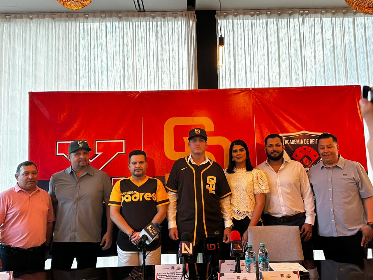 Diego Castelo firma con los Padres de San Diego