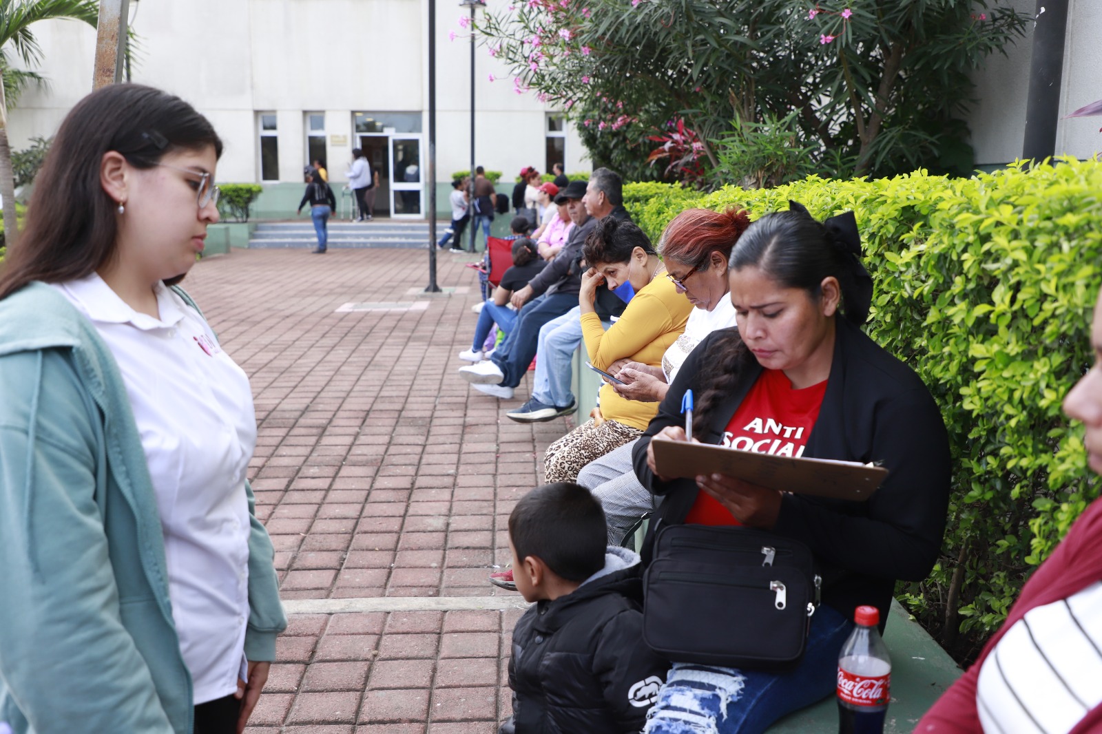 DIF Mazatlán apoyó con cobijas a familiares de pacientes en el Hospital General