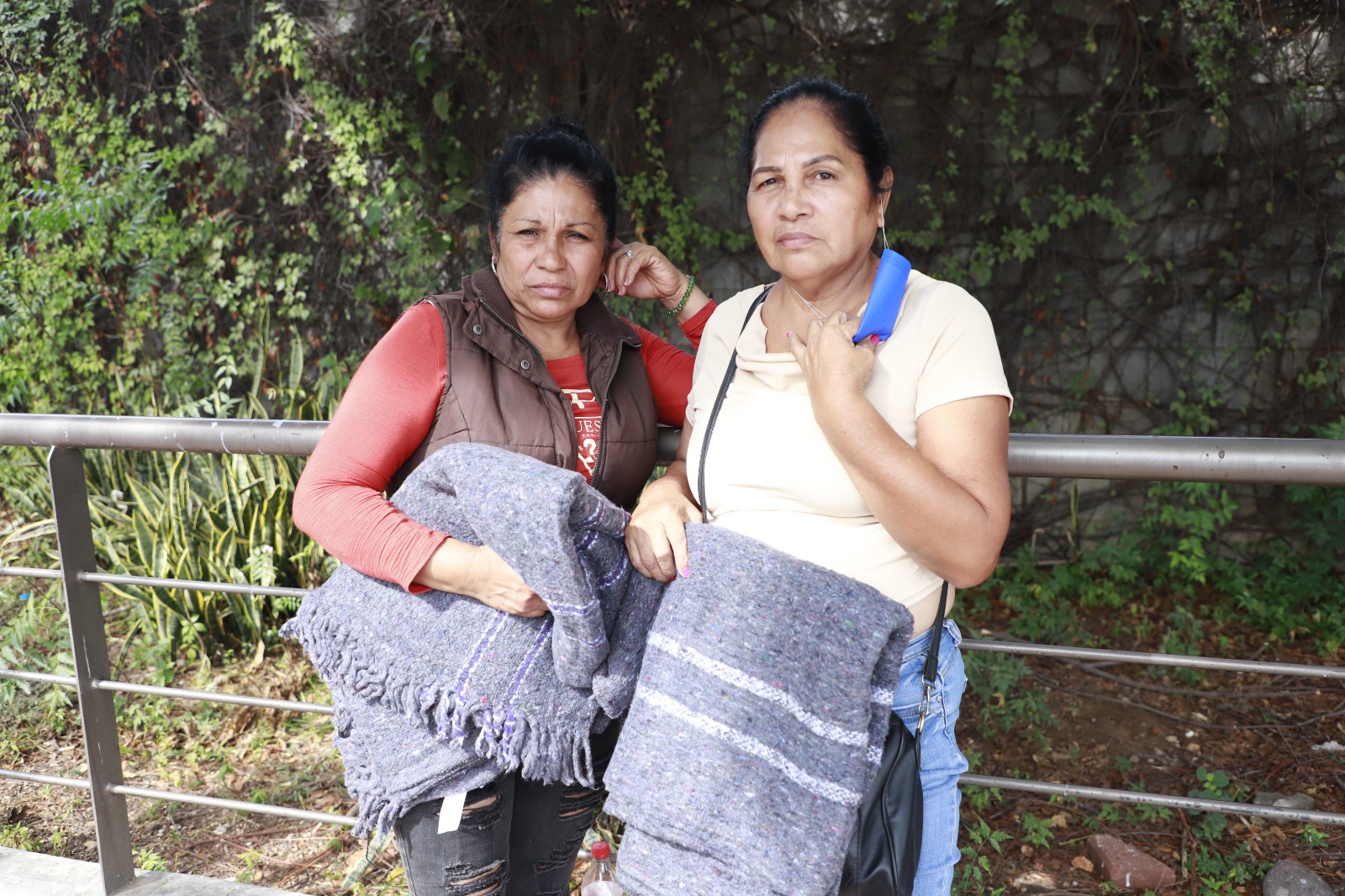 DIF Mazatlán apoyó con cobijas a familiares de pacientes en el Hospital General