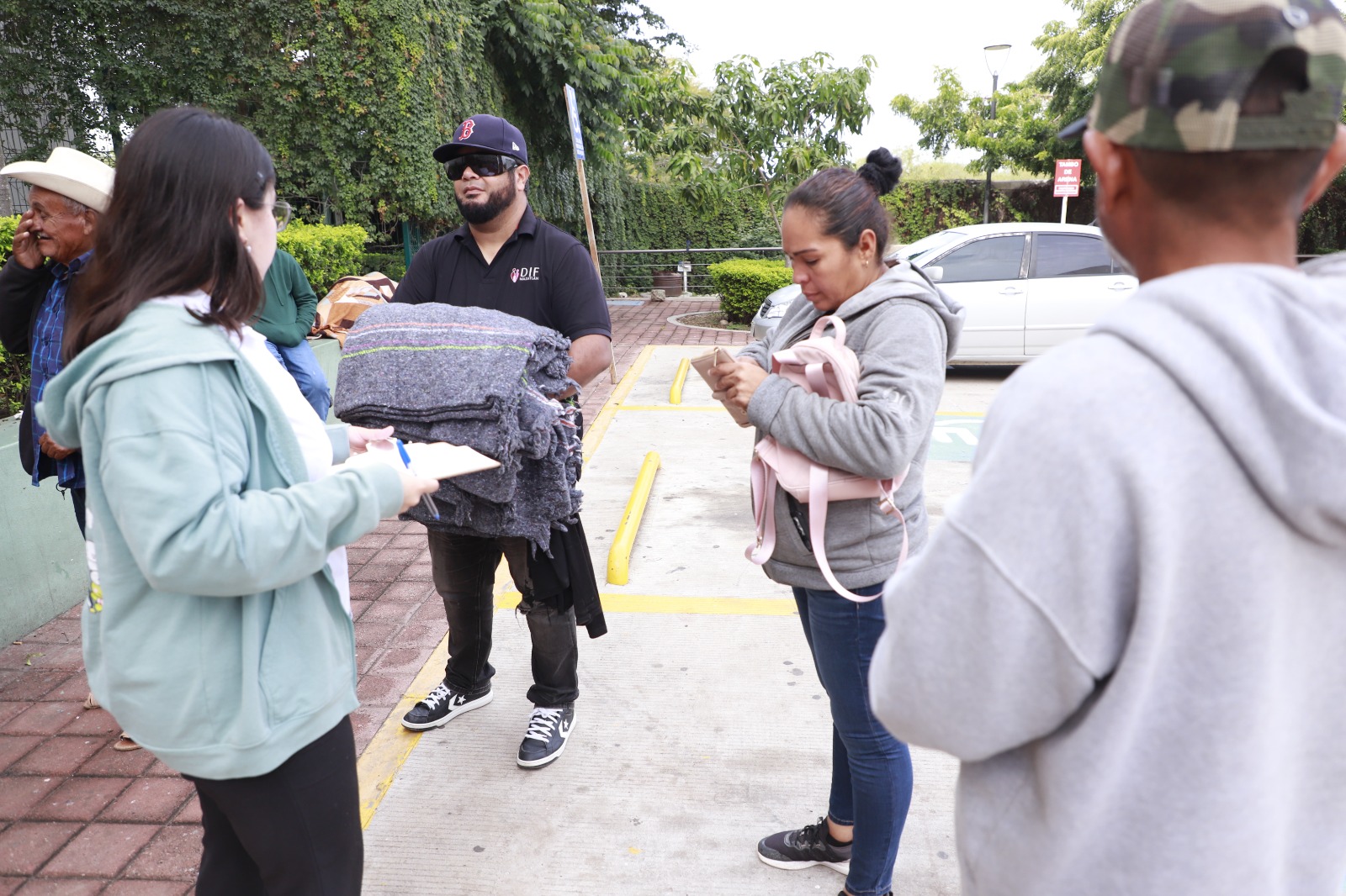 DIF Mazatlán apoyó con cobijas a familiares de pacientes en el Hospital General