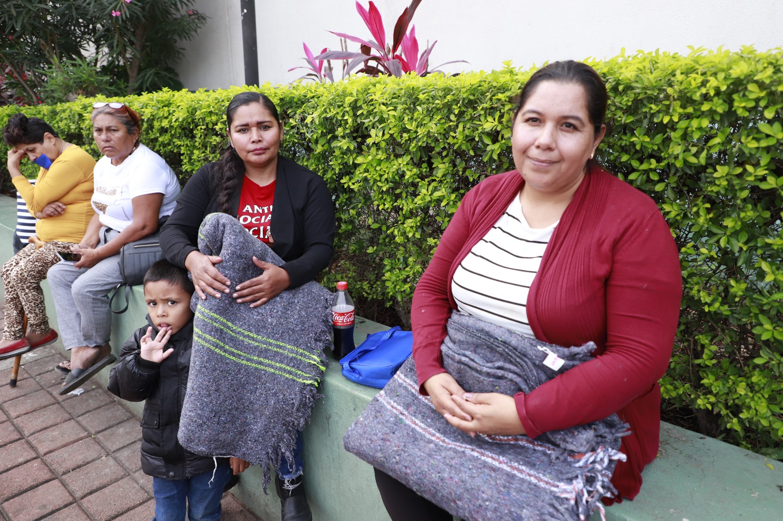 DIF Mazatlán apoyó con cobijas a familiares de pacientes en el Hospital General