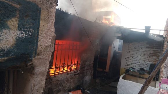 Por corto circuito se incendia casa en la colonia Sánchez Celis de Mazatlán, Sinaloa, este viernes 02 de enero