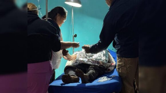 Ayudaron a encontrar a don Agustín en las parcelas de Ruiz Cortines, Guasave, Sinaloa; ahora necesitan zapatos