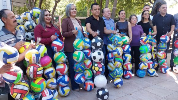 Verbeneros donan 700 pelotas al DIF lo que permitirá dar inicio a la tradicional Gira de Reyes en Salvador Alvarado
