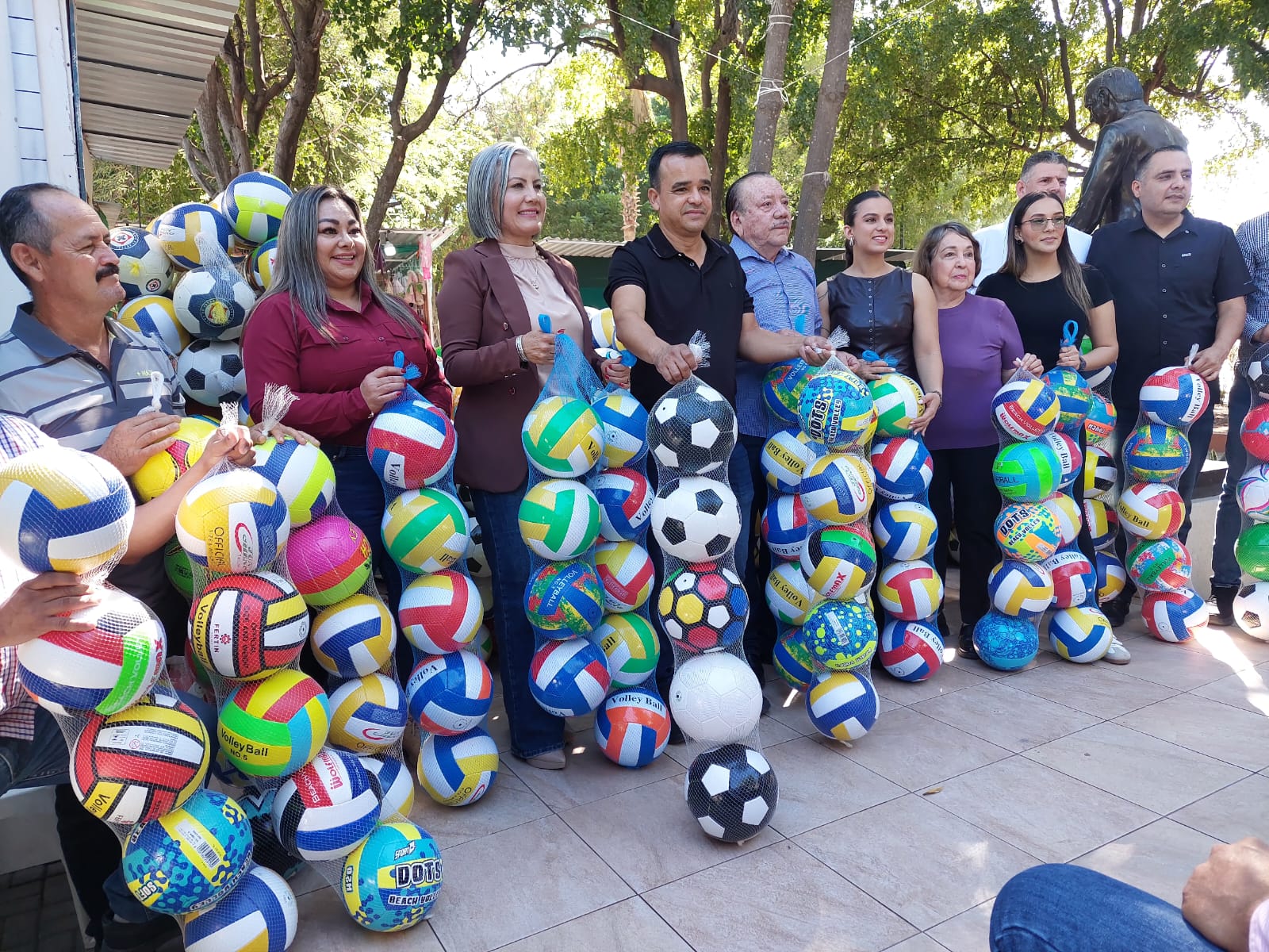 Verbeneros donan 700 pelotas al DIF