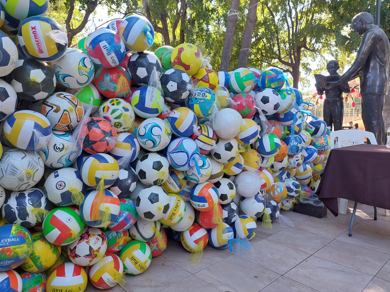 Verbeneros donan 700 pelotas al DIF