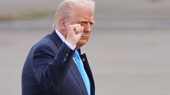 Video: ¿Qué le gritaron? Trump le enseña el dedo obsceno a empleado de planta de Ford