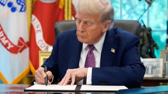 Trump presiona con nuevos aranceles a países que envíen petróleo a Cuba