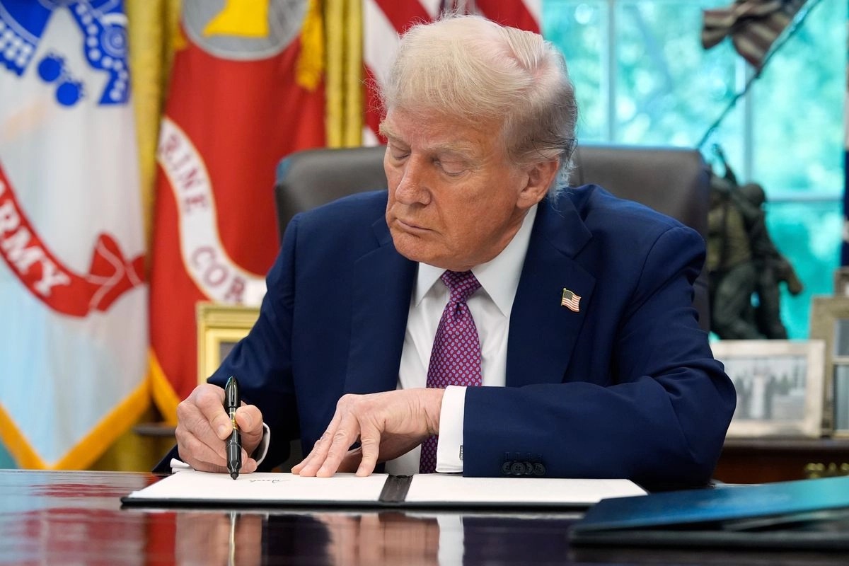 Donald Trump firmando una orden ejecutiva