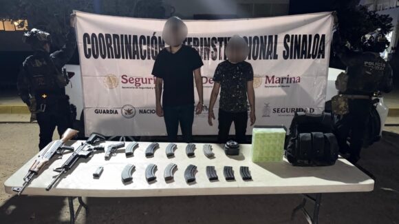 Arrestan a dos hombres con armamento y con vehículo robado en privada Los Almendros de Culiacán, Sinaloa