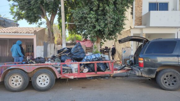 Ya van dos dompes de desechos retirados en vivienda de la colonia Ángel Flores, en Guasave, Sinaloa; autoridades darán seguimiento integral