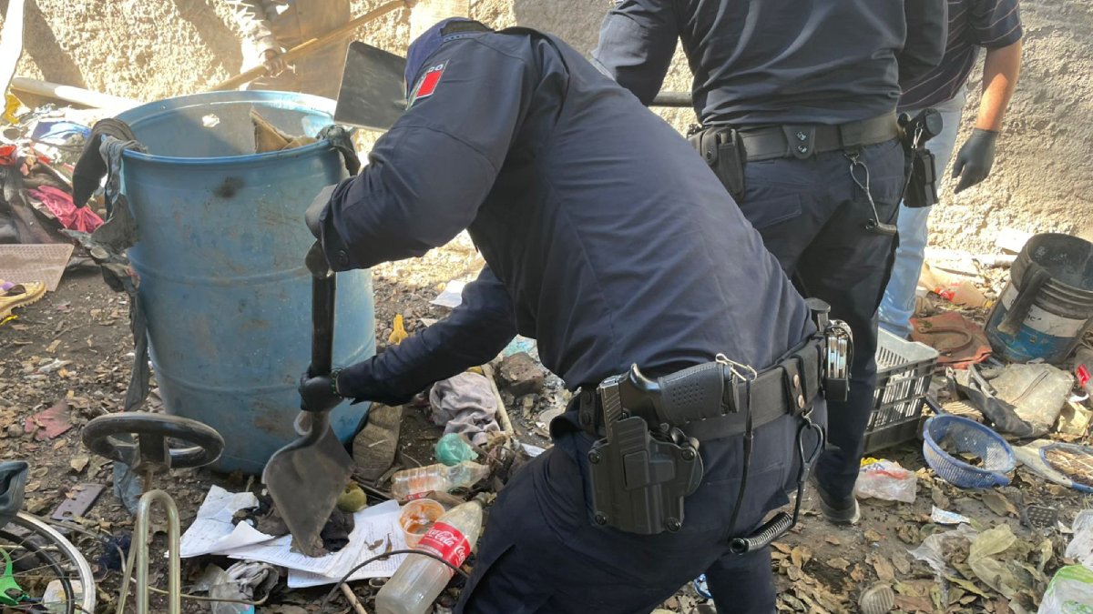dos dompes de desechos retirados en vivienda de la colonia angel flores en guasave limpieza