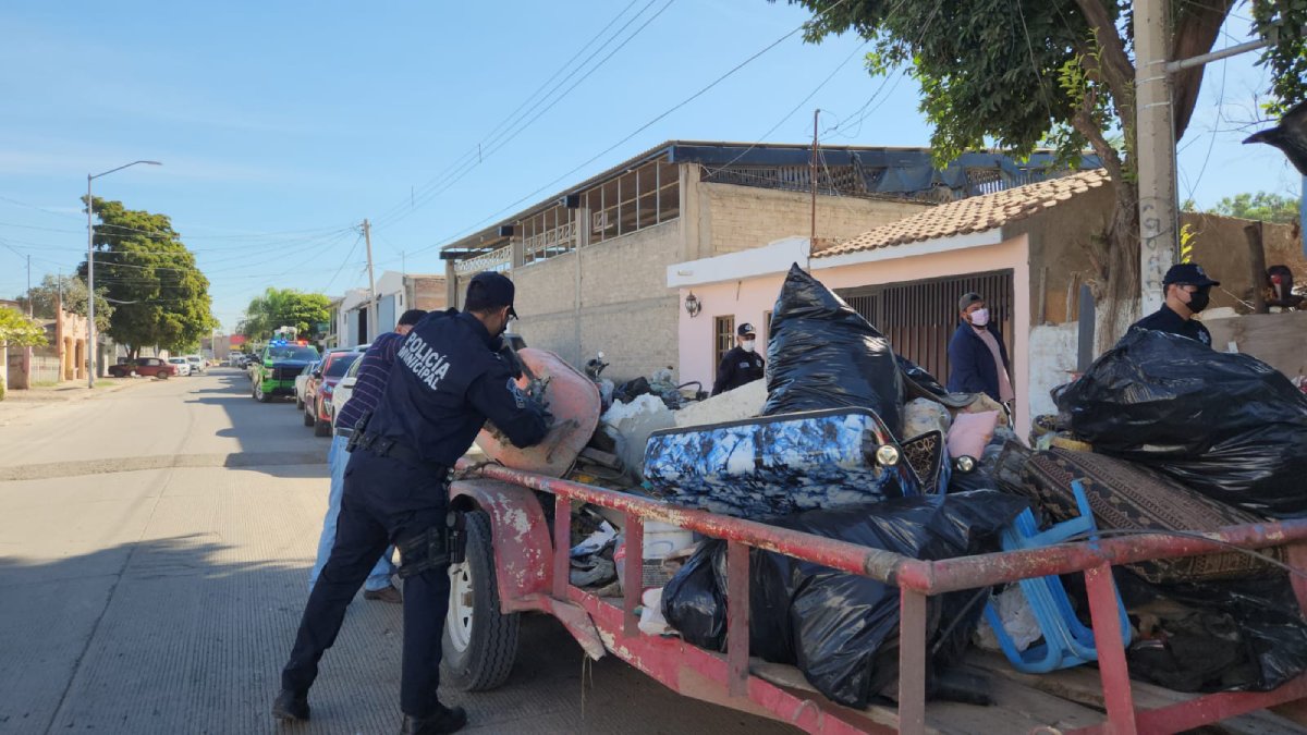 dos dompes de desechos retirados en vivienda de la colonia angel flores en guasave sin