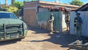 dos personas rescatadas en villa juarez navolato