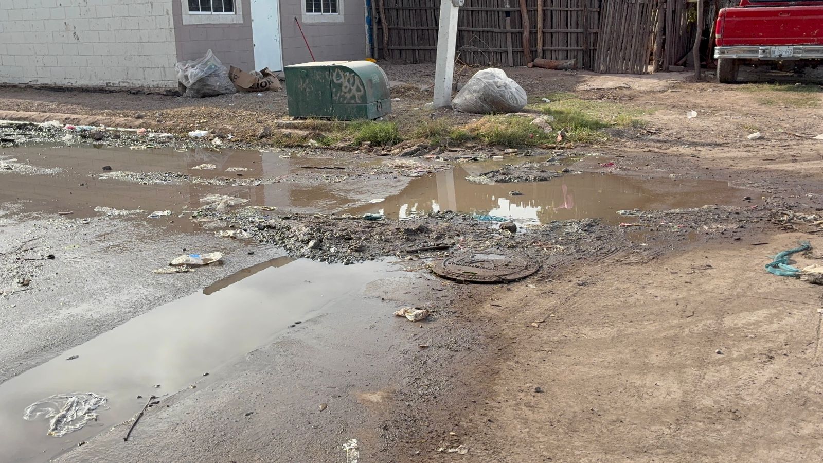 Drenaje colapsado en el fraccionamiento Virreyes, en Los Mochis