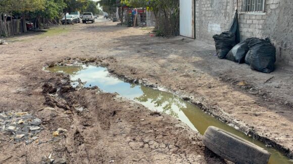 Suplican vecinos del fraccionamiento Virreyes en Los Mochis, Sinaloa, la reparación urgente del drenaje colapsado