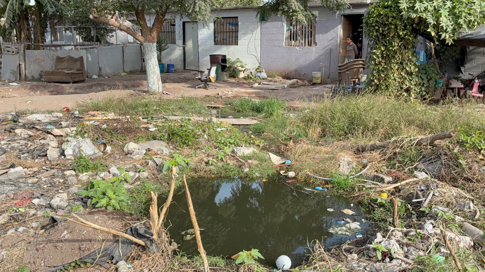 Drenaje colapsado en el fraccionamiento Virreyes, en Los Mochis