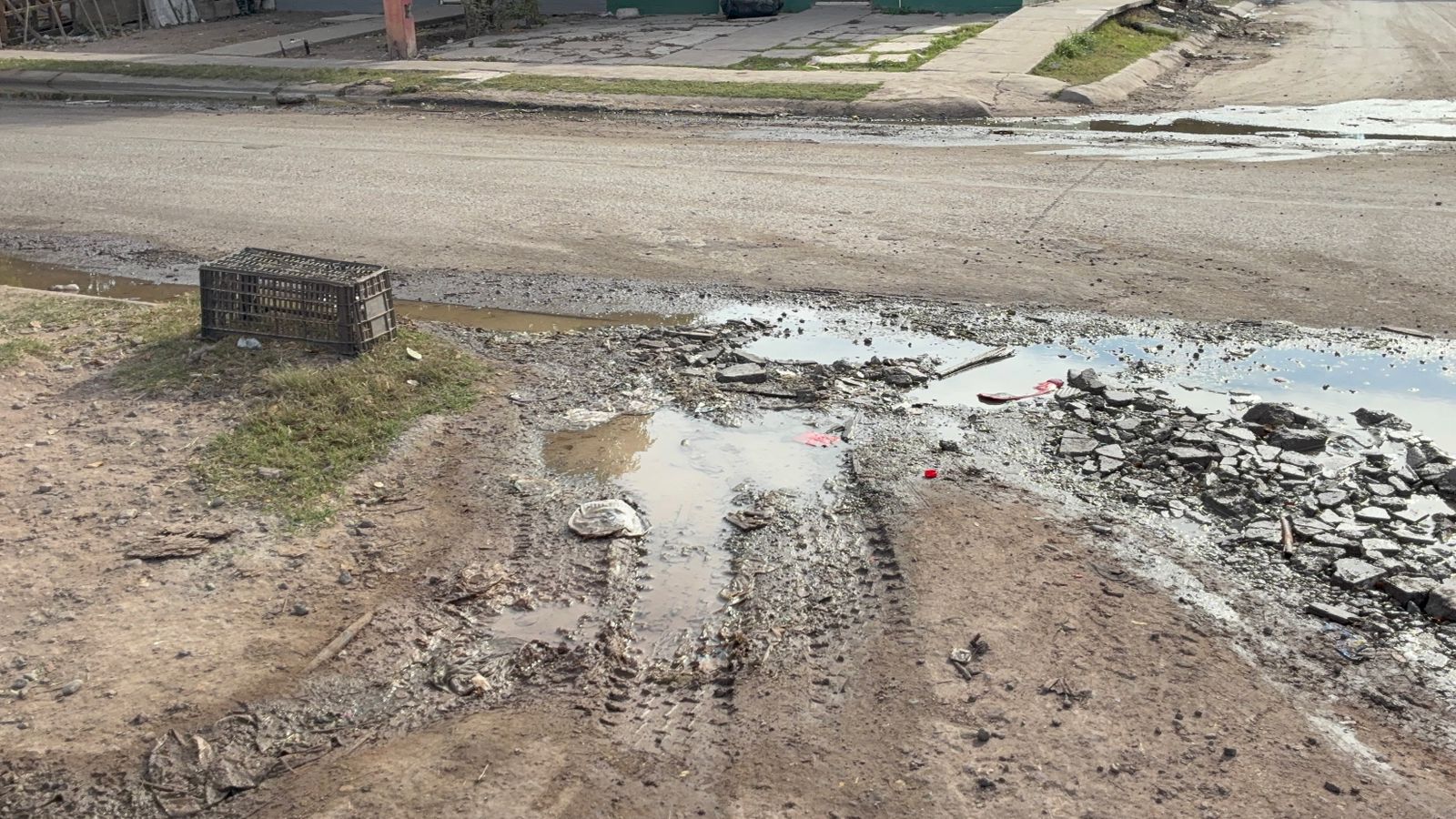 Drenaje colapsado en el fraccionamiento Virreyes, en Los Mochis