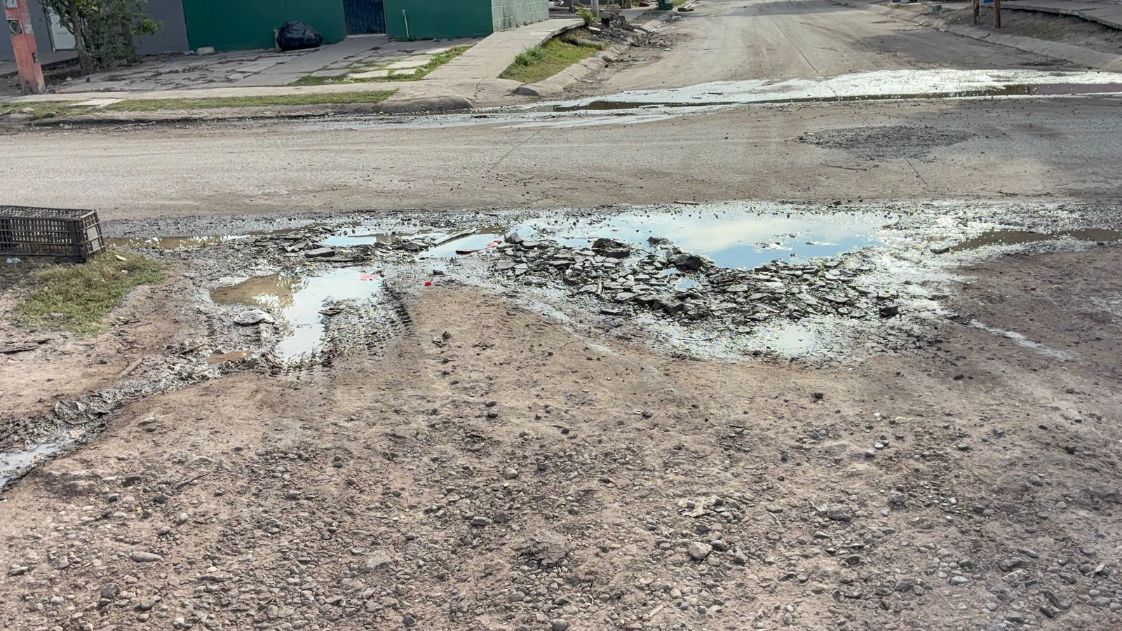 Drenaje colapsado en el fraccionamiento Virreyes, en Los Mochis