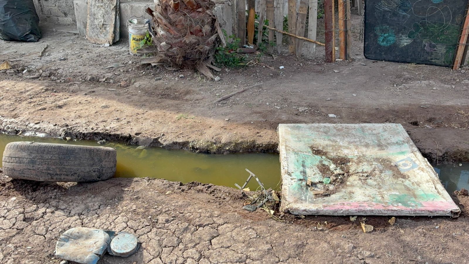 Drenaje colapsado en el fraccionamiento Virreyes, en Los Mochis