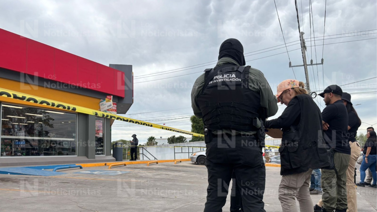 Afuera de un Oxxo ejecutan a un hombre en Bacurimí
