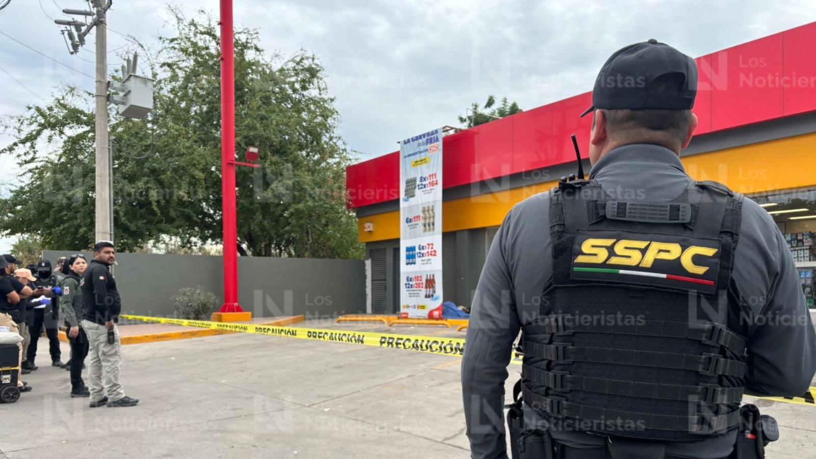 Afuera de un Oxxo ejecutan a un hombre en Bacurimí