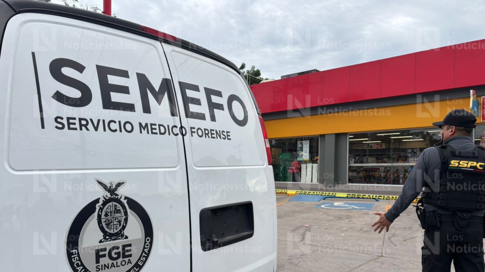 Afuera de un Oxxo ejecutan a un hombre en Bacurimí